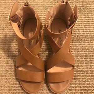 American Eagle Size 5 Crisscross Sandals
